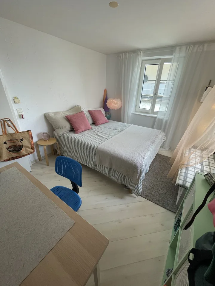 Praktisches gemütliches Schlafzimmer mit Park- und Seeblick