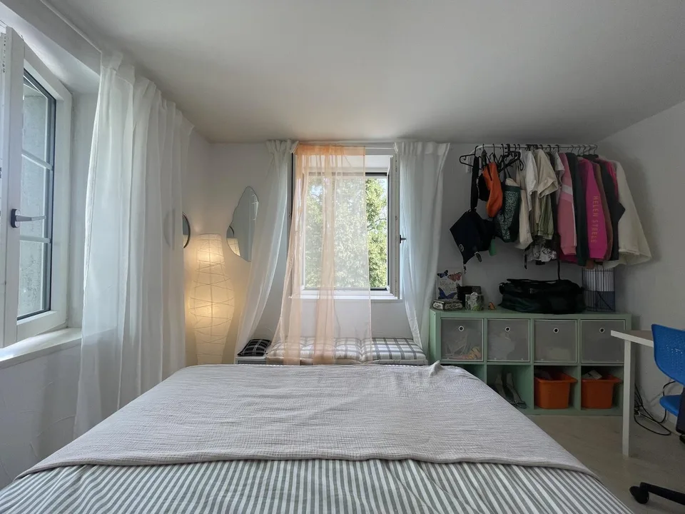 Praktisches gemütliches Schlafzimmer mit Park- und Seeblick