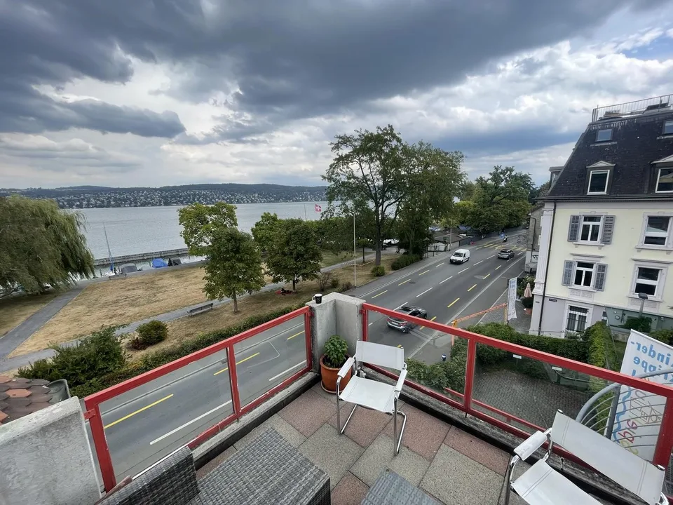 Praktisches gemütliches Schlafzimmer mit Park- und Seeblick