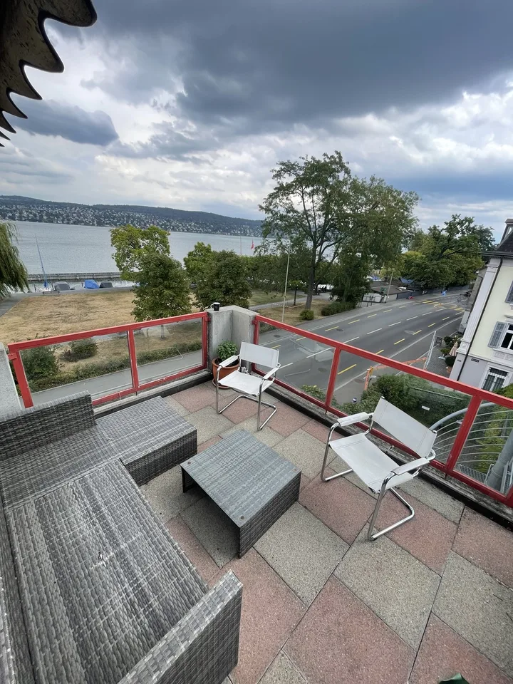 Praktisches gemütliches Schlafzimmer mit Park- und Seeblick