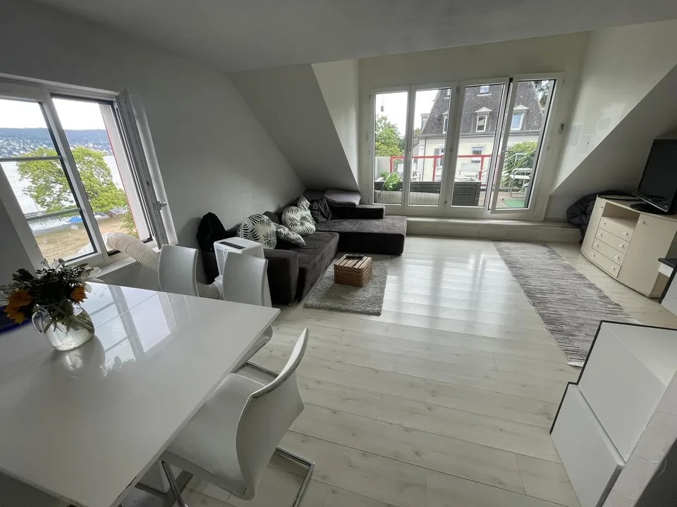 Praktisches gemütliches Schlafzimmer mit Park- und Seeblick