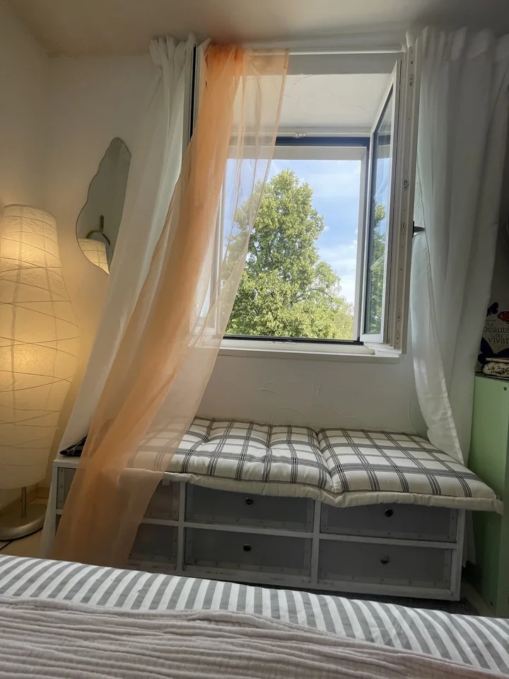 Praktisches gemütliches Schlafzimmer mit Park- und Seeblick