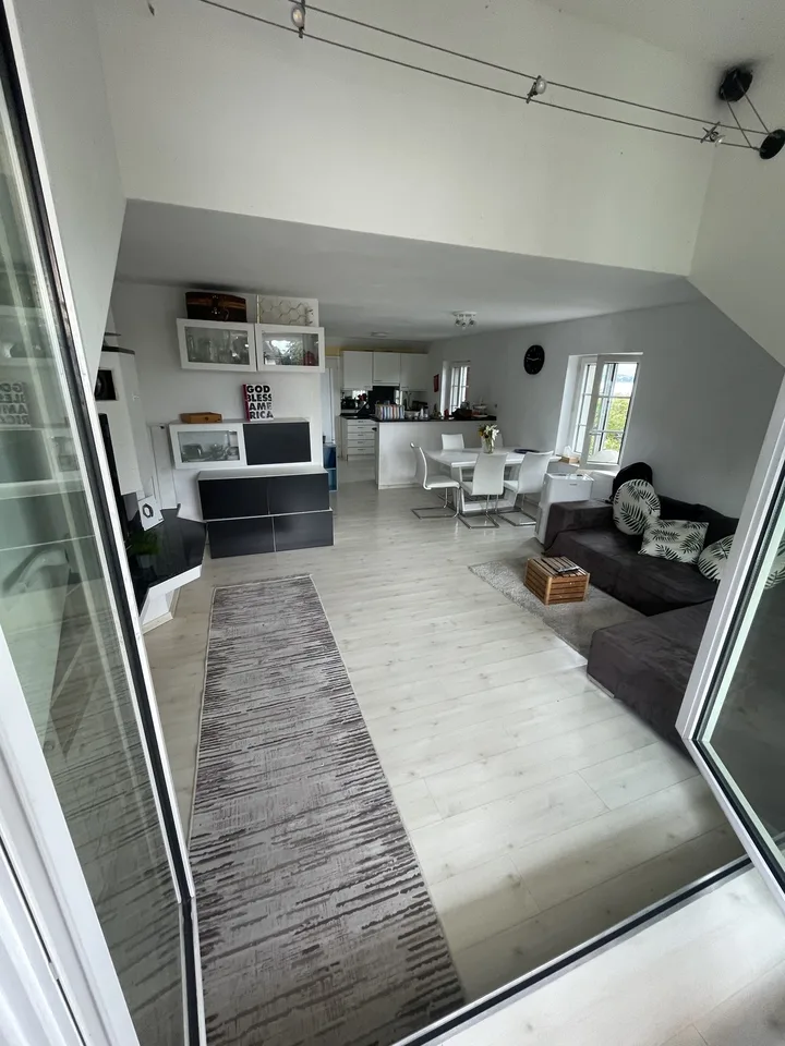 Praktisches gemütliches Schlafzimmer mit Park- und Seeblick