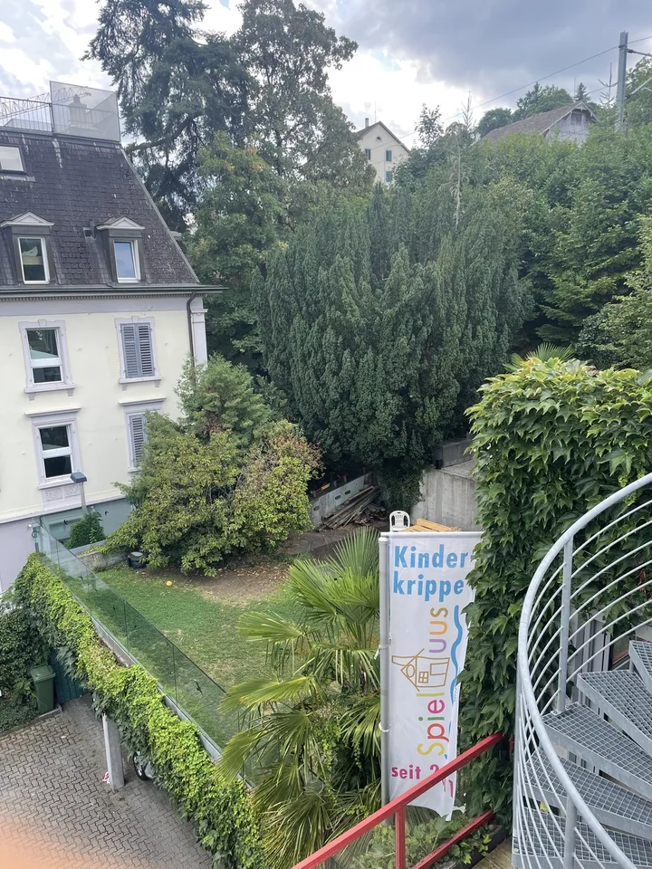 Praktisches gemütliches Schlafzimmer mit Park- und Seeblick