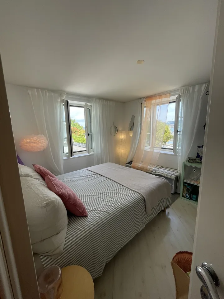 Praktisches gemütliches Schlafzimmer mit Park- und Seeblick