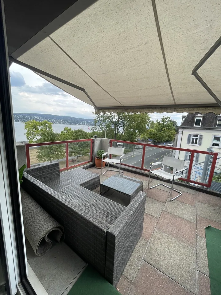 Praktisches gemütliches Schlafzimmer mit Park- und Seeblick