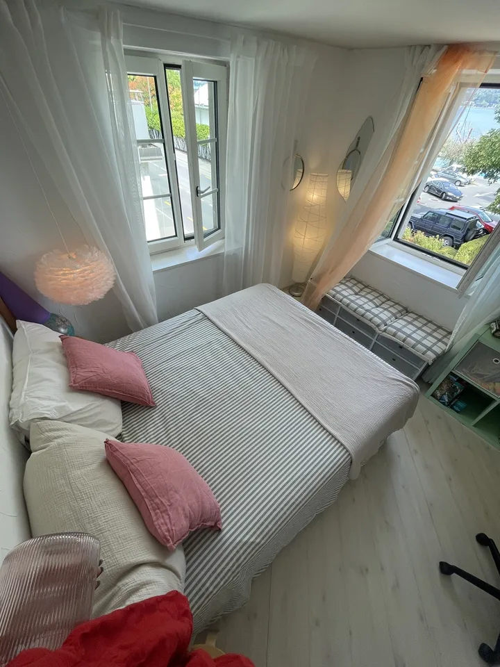 Praktisches gemütliches Schlafzimmer mit Park- und Seeblick