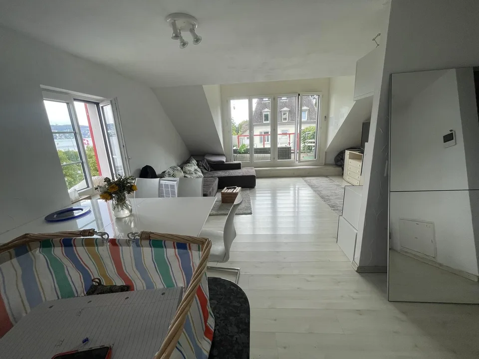 Praktisches gemütliches Schlafzimmer mit Park- und Seeblick