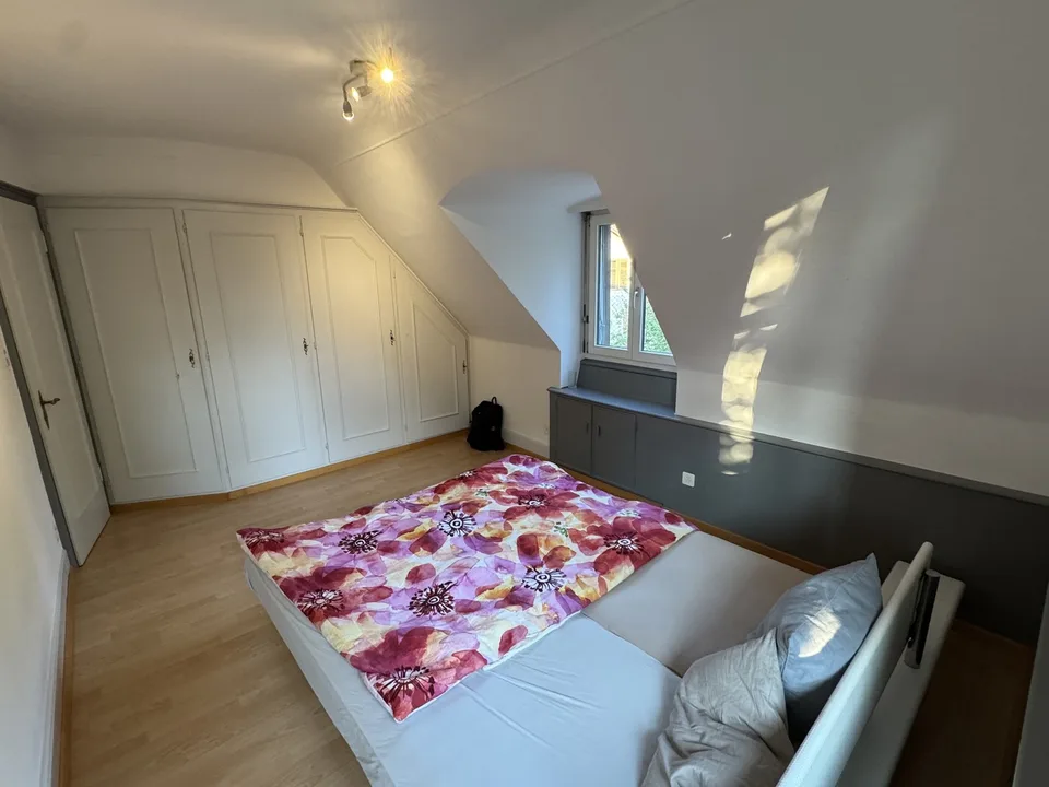 Quiet, bright shared flat room