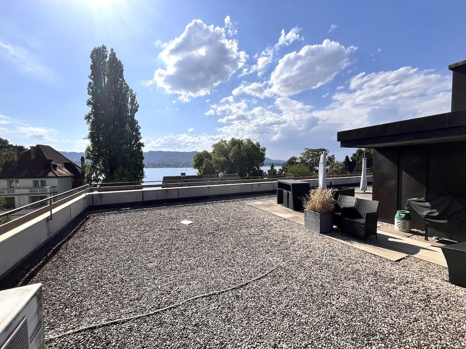 Helles Grossraumbüro mit Seeblick & Dachterrasse nahe ZH Tiefenbrunnen