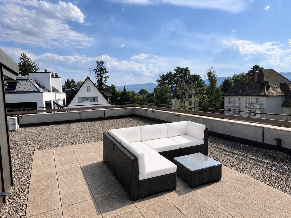 Helles Grossraumbüro mit Seeblick & Dachterrasse nahe ZH Tiefenbrunnen