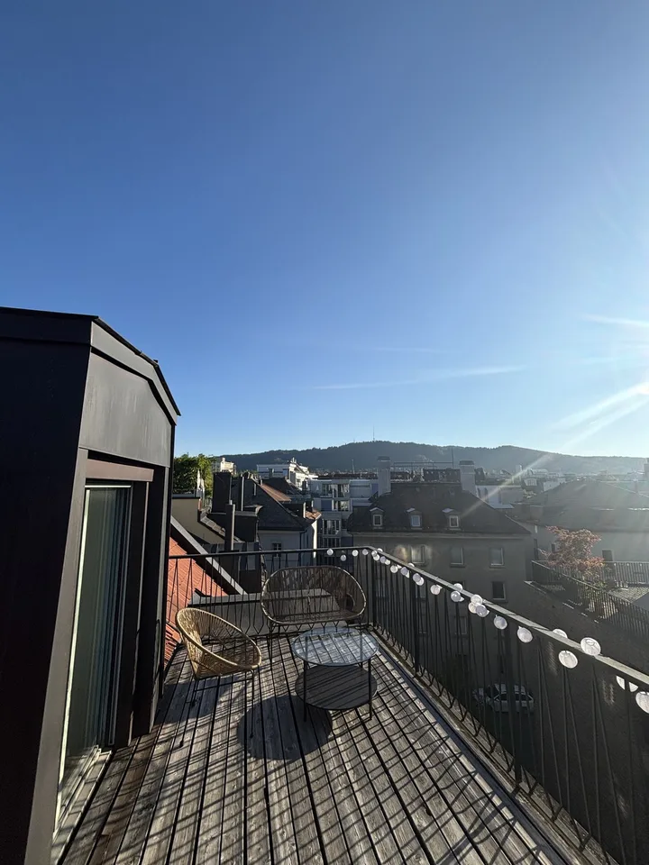 Bright 20 m² Room in Duplex with Rooftop Terrace in Kreis 4