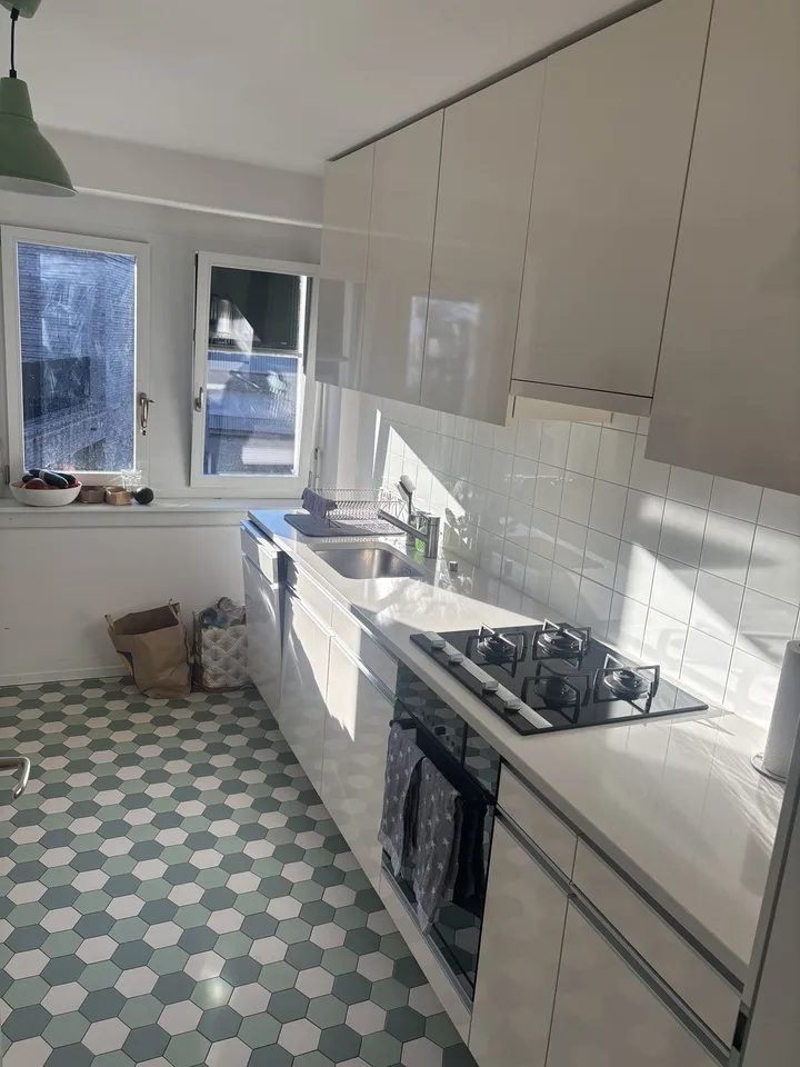 Bright 20 m² Room in Duplex with Rooftop Terrace in Kreis 4