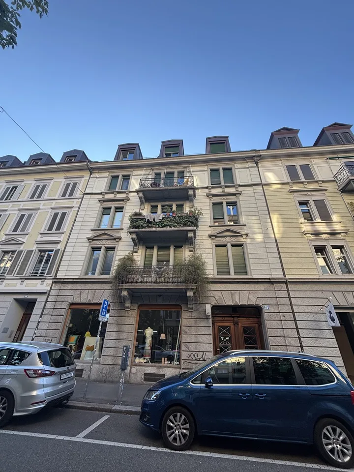 Bright 20 m² Room in Duplex with Rooftop Terrace in Kreis 4