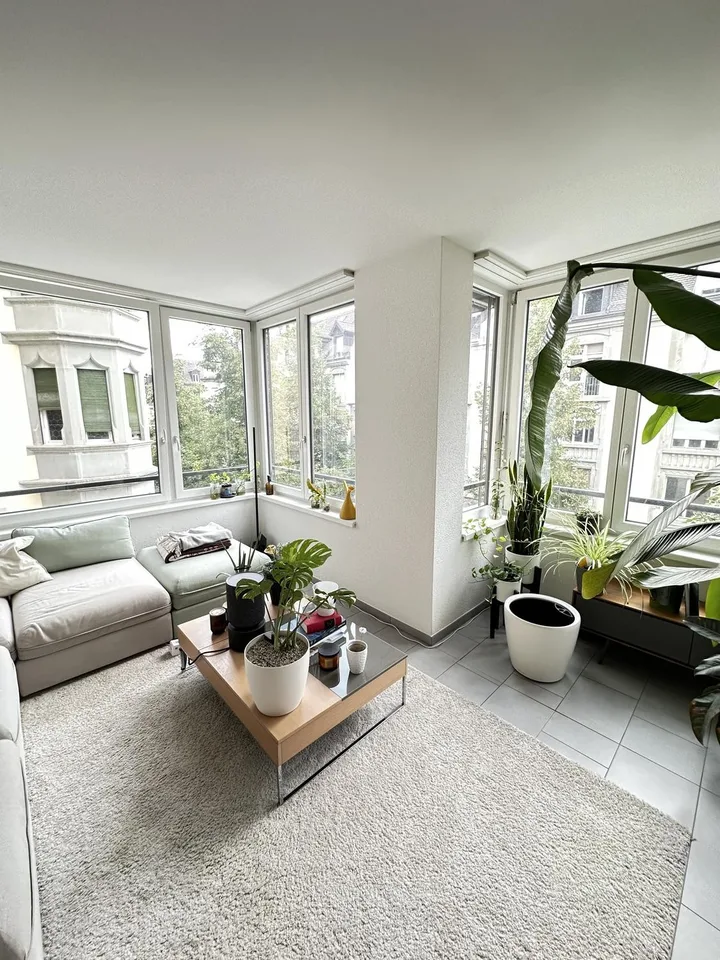 Modern 2.5-room apartment in Zurich Oerlikon – only 3 minutes from the train station
