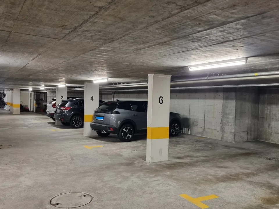 Grosszügiger Einstellhallenplatz zu vermieten – Foto 2 von 2