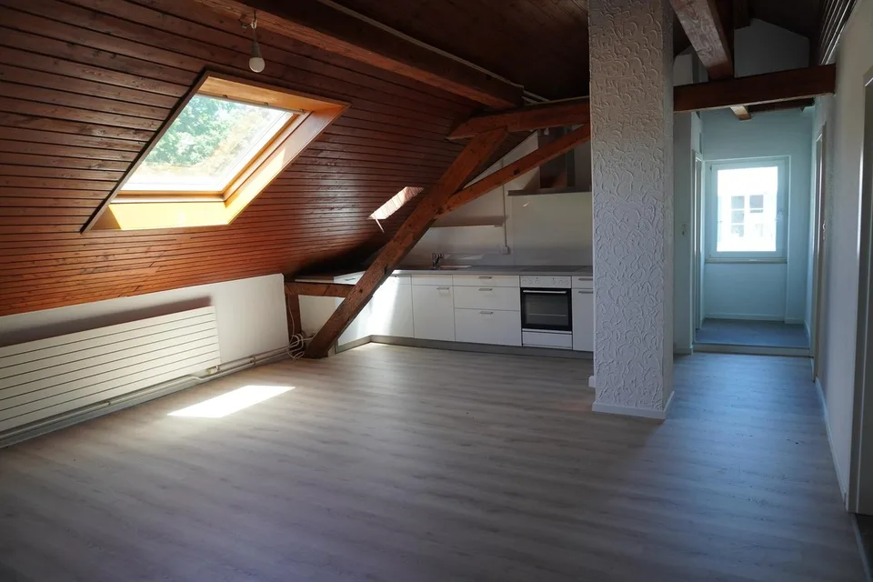 Charmante 3.5-Zimmer-Dachwohnung in Binningen – Nähe Kronenplatz