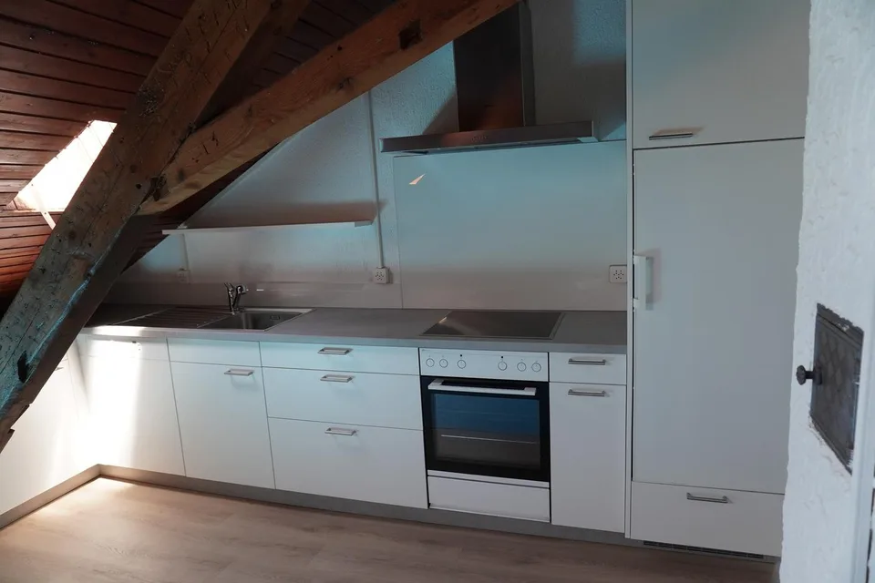 Charmante 3.5-Zimmer-Dachwohnung in Binningen – Nähe Kronenplatz