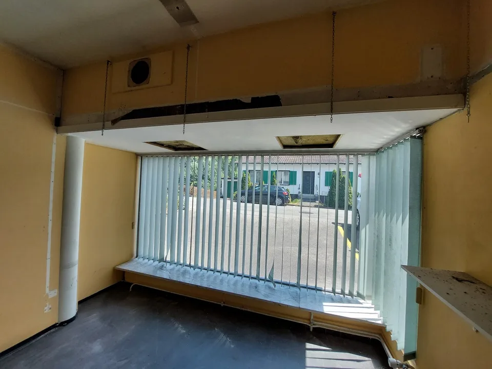 Attraktive Gewerbefläche mit grosser Schaufensterfront – vielseitig nutzbar – foto 4 di 15
