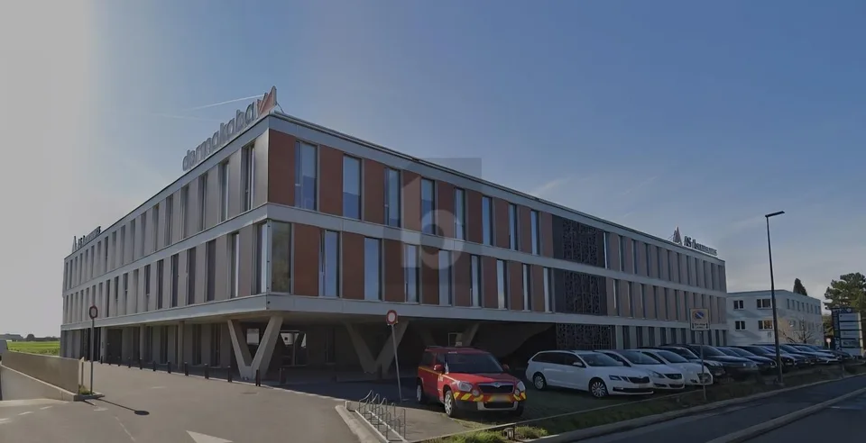 GRAND ESPACE, TRÈS BON EMPLACEMENT