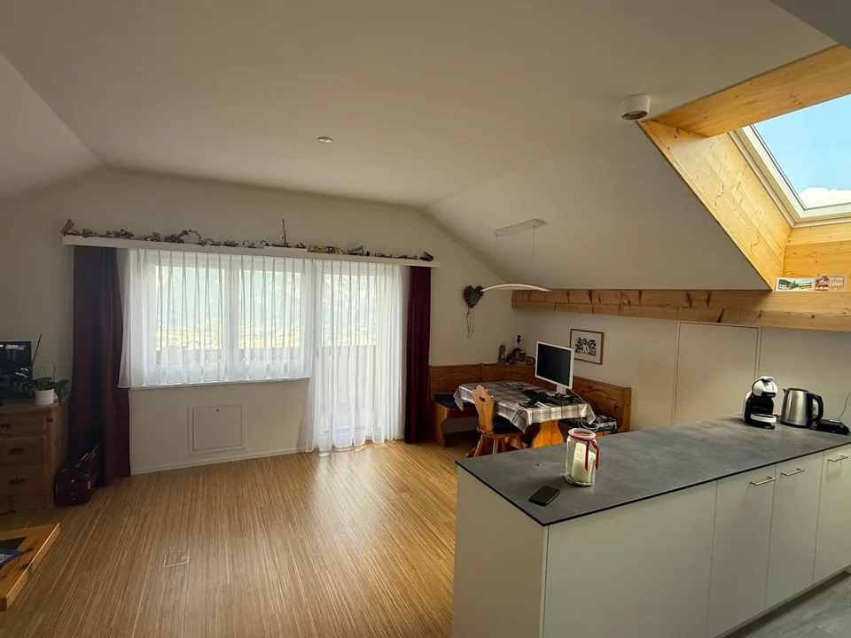 3.5 Zimmer-Dachwohnung mit wunderschöner Aussicht – Foto 6 von 8