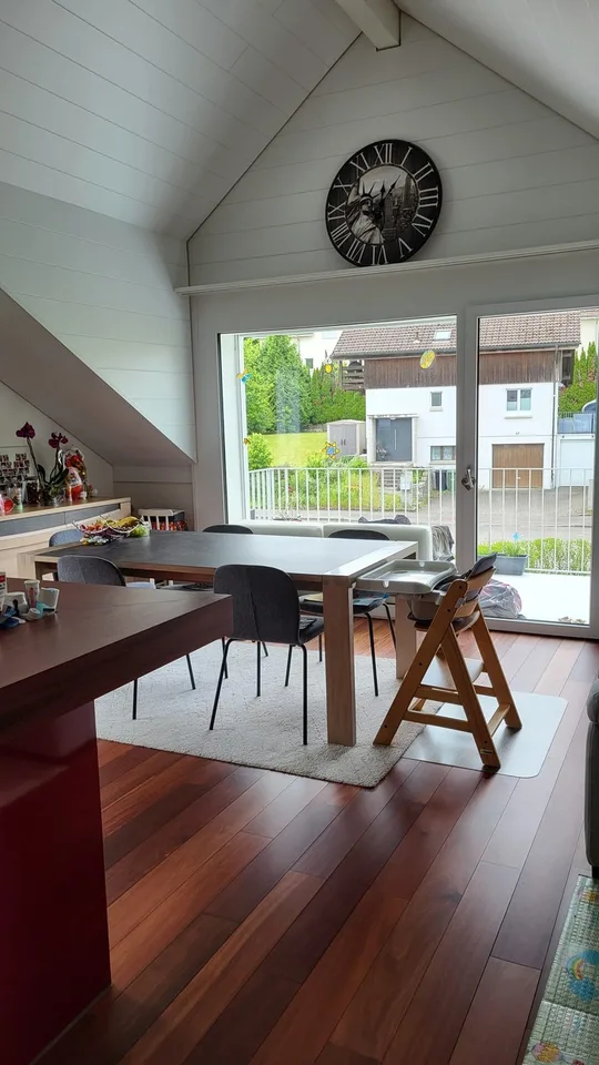 Helles WG-Zimmer in 4.5-Zimmer-Dachwohnung in ruhiger, grüner Umgebung