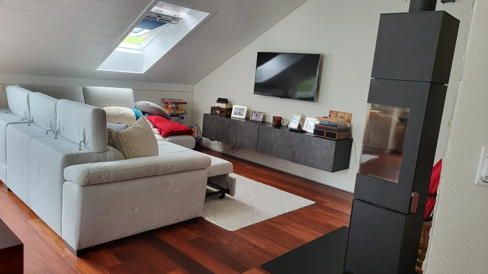 Helles WG-Zimmer in 4.5-Zimmer-Dachwohnung in ruhiger, grüner Umgebung