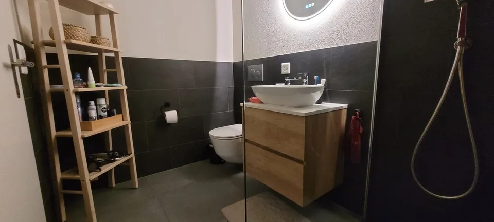 Helles WG-Zimmer in 4.5-Zimmer-Dachwohnung in ruhiger, grüner Umgebung