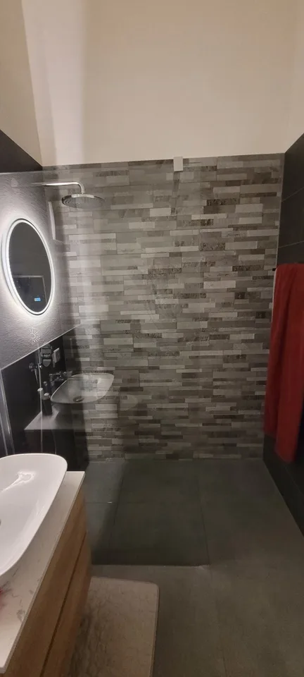 Helles WG-Zimmer in 4.5-Zimmer-Dachwohnung in ruhiger, grüner Umgebung