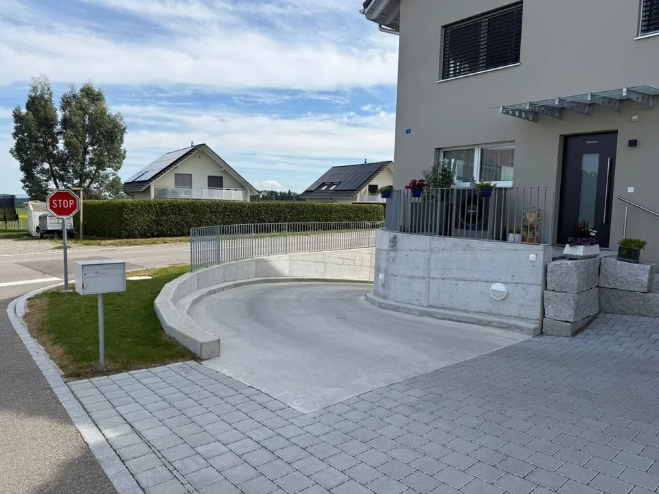 Einstellhallenplatz zu vermieten