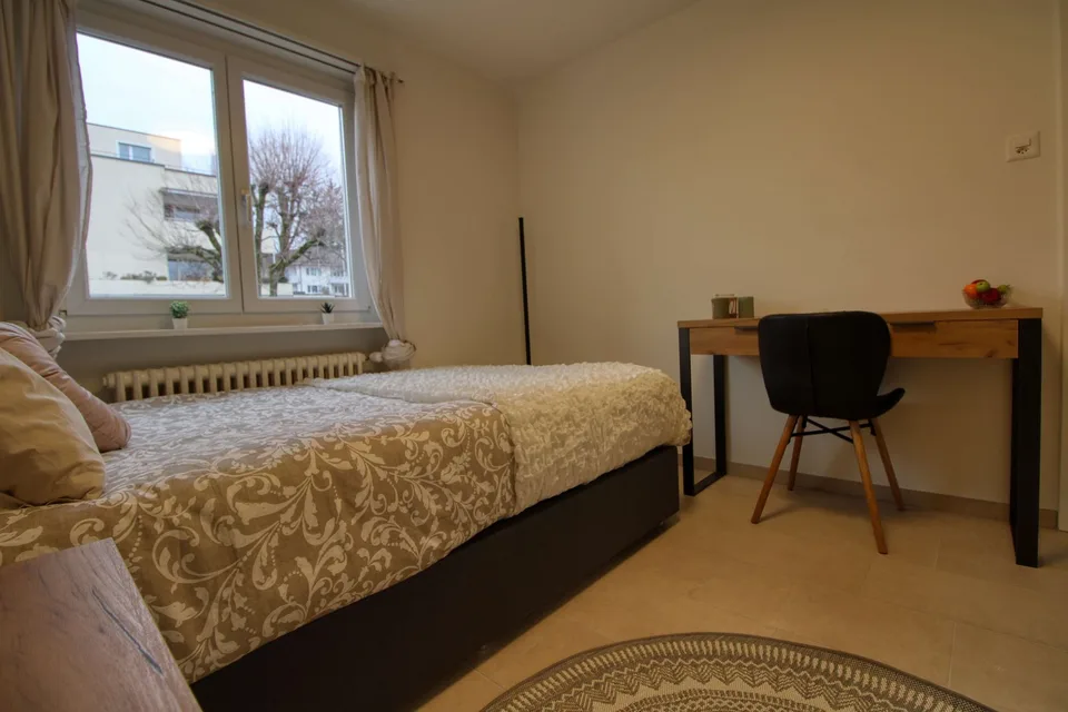 Furnished room in modernised apartment in a top location
