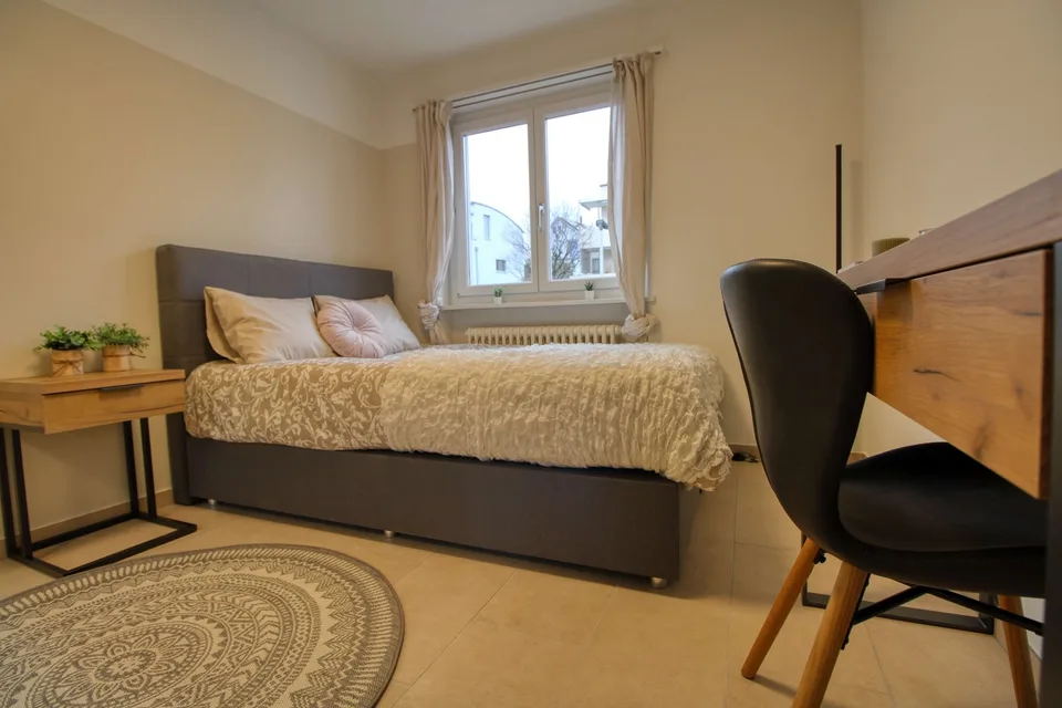 Furnished room in modernised apartment in a top location