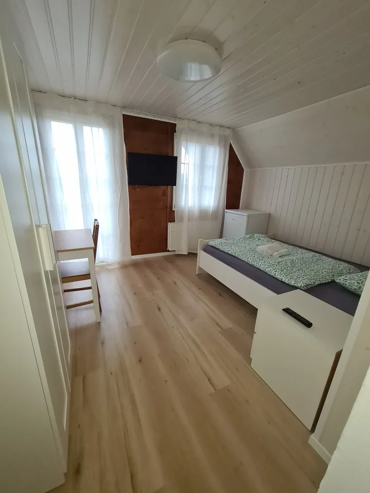 Möbliertes Zimmer mit Balkon