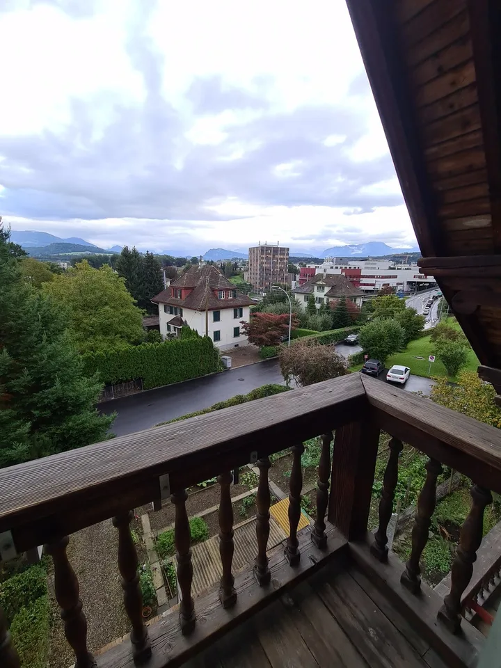 Möbliertes Zimmer mit Balkon
