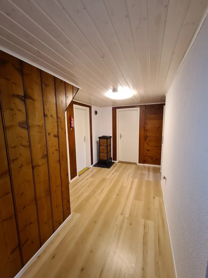 Möbliertes Zimmer mit Balkon