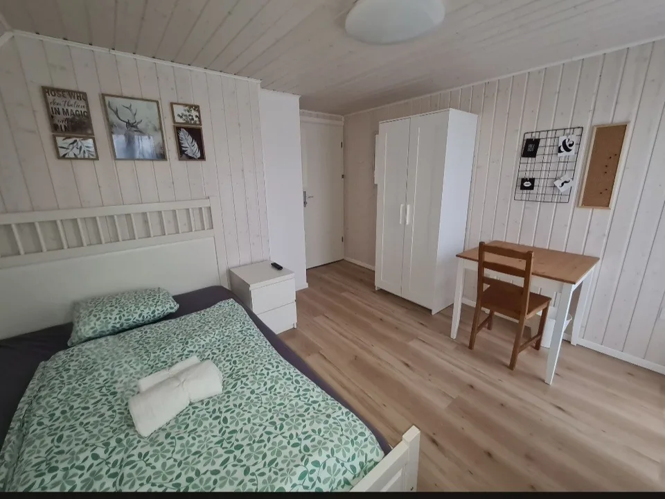 Möbliertes Zimmer mit Balkon