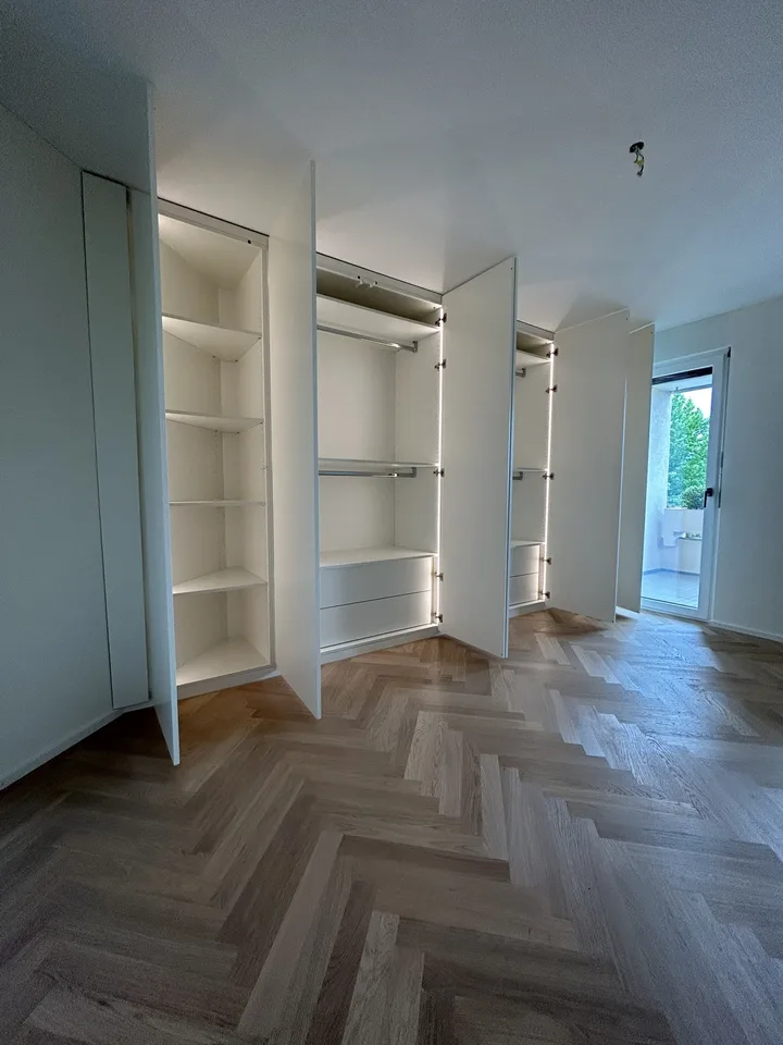 Sanierte 2,5-Zimmer-Wohnung in Erlenbach-Winkel mit Teilseesicht und Tiefgaragenplätze