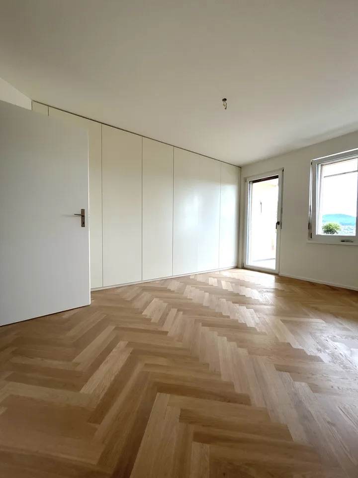 Sanierte 2,5-Zimmer-Wohnung in Erlenbach-Winkel mit Teilseesicht und Tiefgaragenplätze