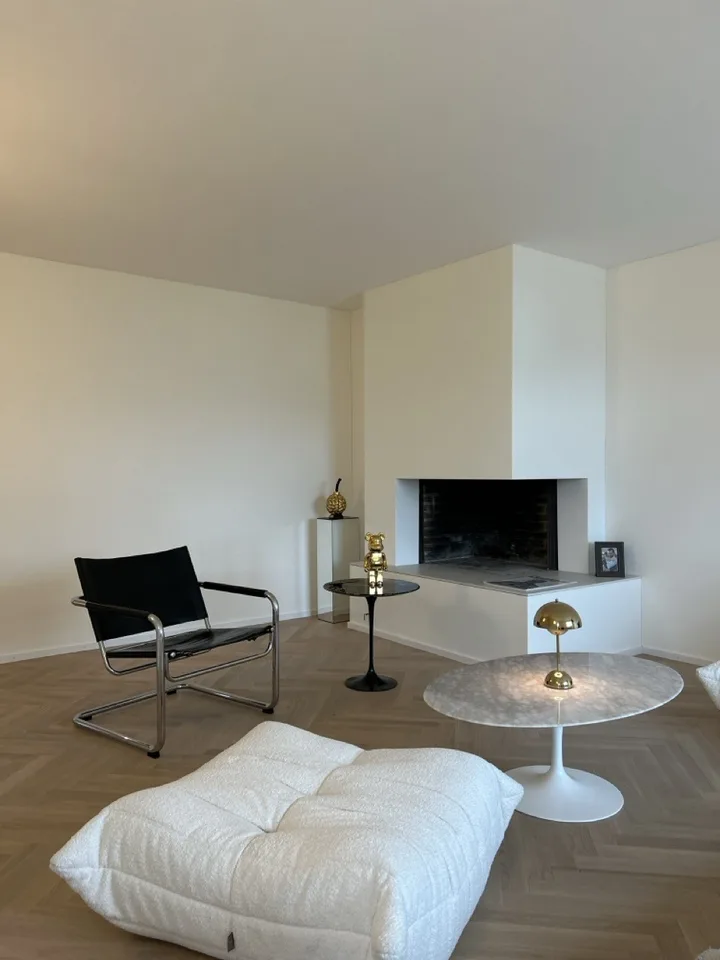 Sanierte 2,5-Zimmer-Wohnung in Erlenbach-Winkel mit Teilseesicht und Tiefgaragenplätze