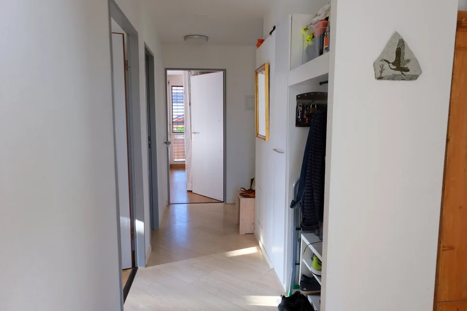 Helle und ruhig gelegene 4½-Zimmer-Wohnung mit Balkon und Einstellhallenplatz