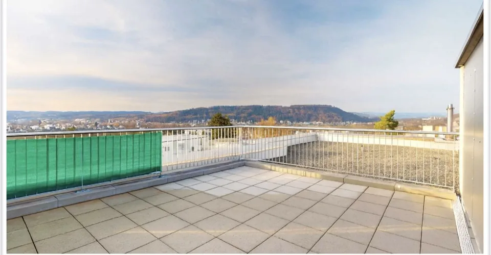 Renovated 3.5-room attic apartment with 38 m² terrace