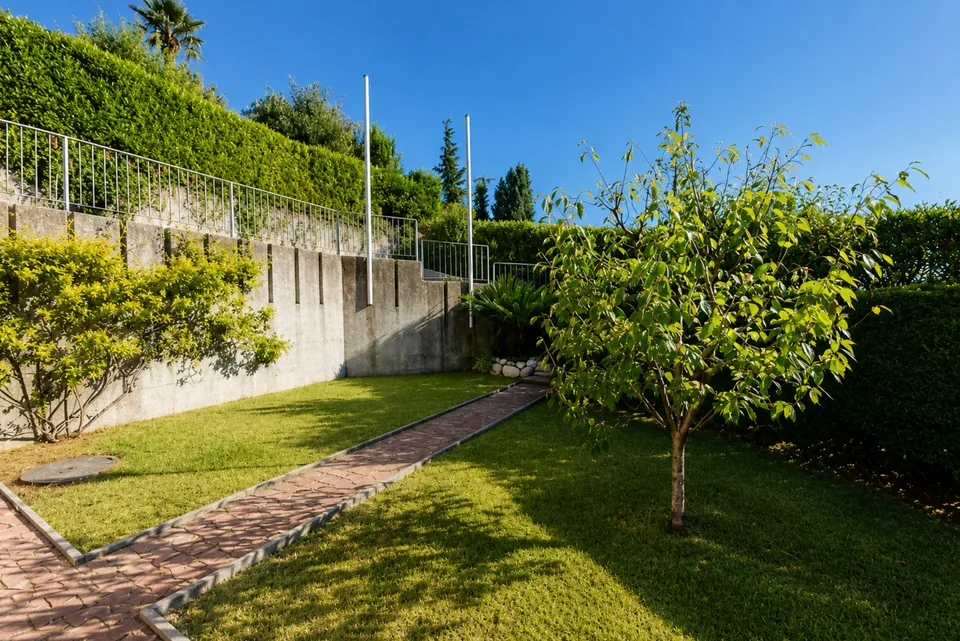 Affittasi casa unifamiliare indipendente attorniata da giardino