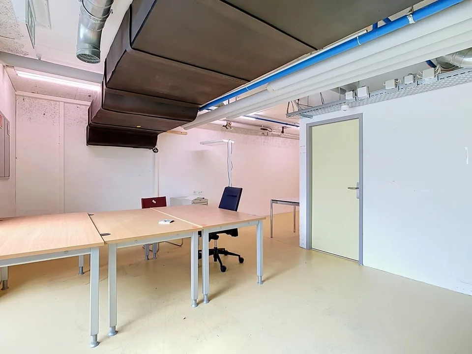 SURFACE D'ENTREPOSAGE 1'130 M² ENV. DIVISIBLE AU REZ-DE-CHAUSSÉE – Foto 6 von 11