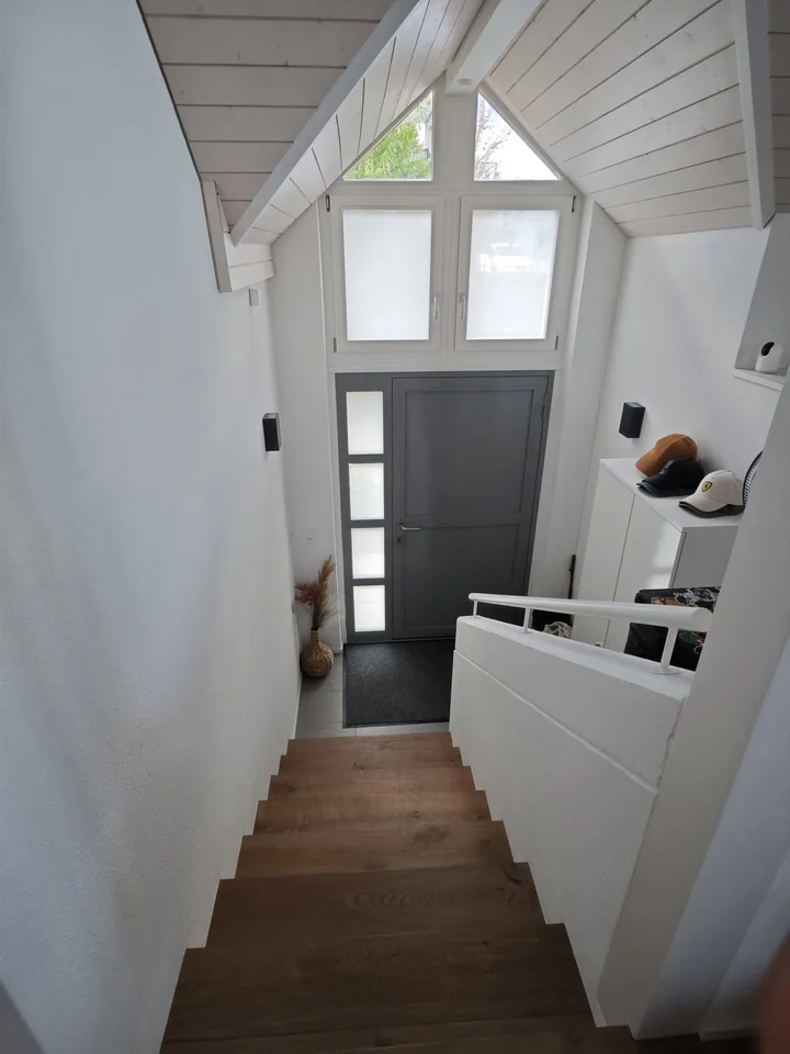 «Wohnen wie im eigenen Haus: Stilvolle, möblierte 93m² Dachwohnung mit hohem Dach (befristet 2 Jahre)»