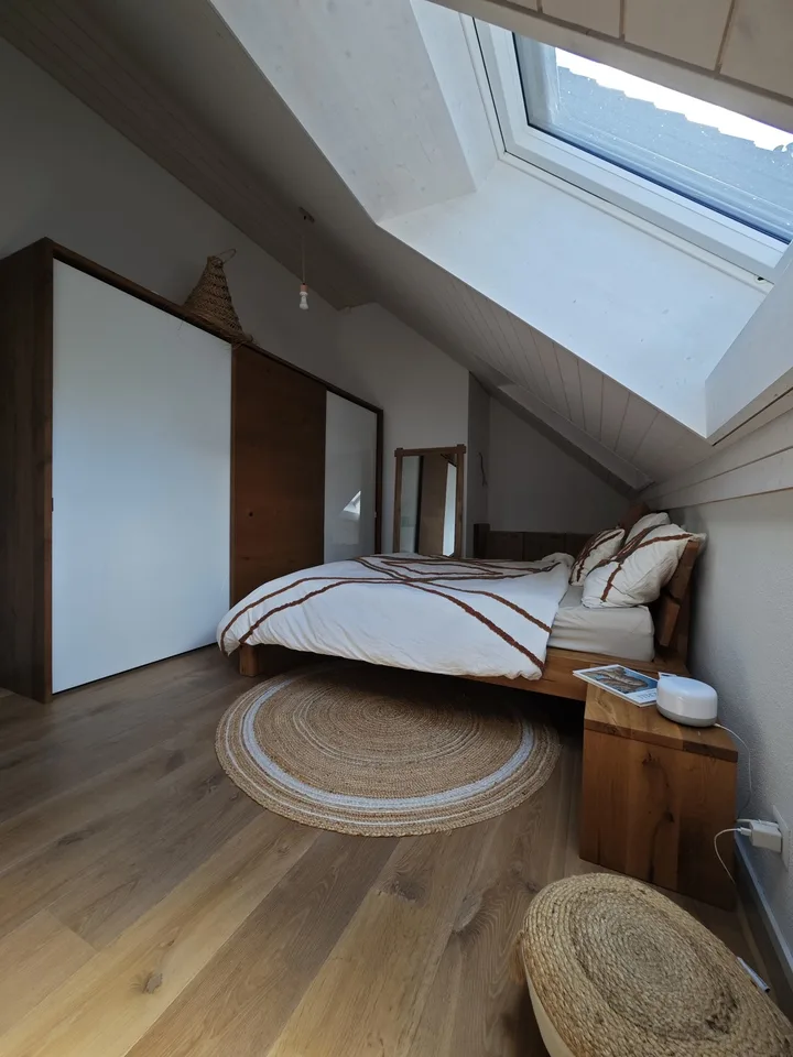 «Wohnen wie im eigenen Haus: Stilvolle, möblierte 93m² Dachwohnung mit hohem Dach (befristet 2 Jahre)»