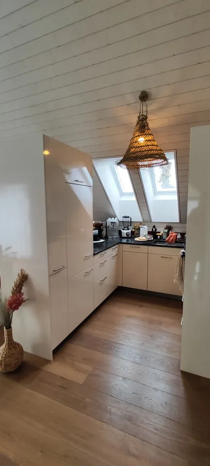 «Wohnen wie im eigenen Haus: Stilvolle, möblierte 93m² Dachwohnung mit hohem Dach (befristet 2 Jahre)»