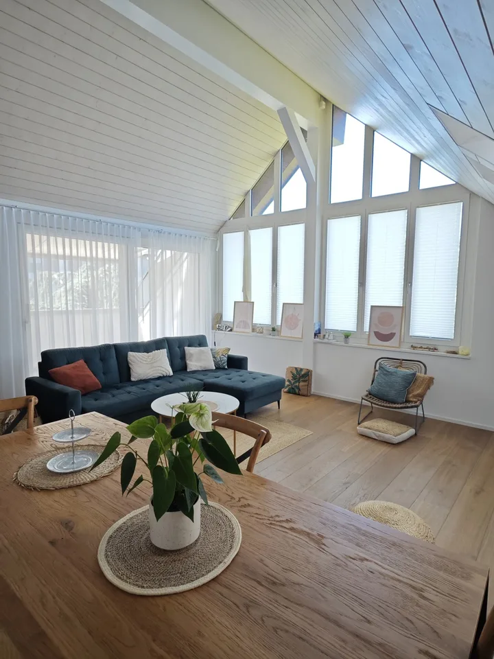 «Wohnen wie im eigenen Haus: Stilvolle, möblierte 93m² Dachwohnung mit hohem Dach (befristet 2 Jahre)»