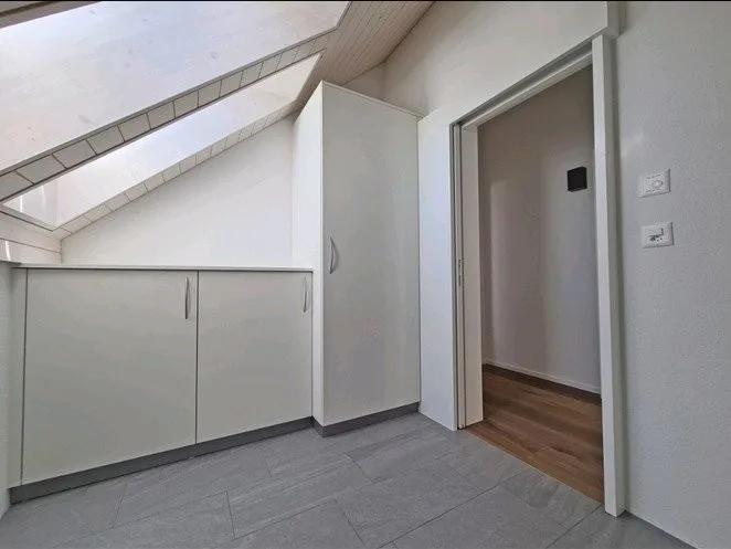 «Wohnen wie im eigenen Haus: Stilvolle, möblierte 93m² Dachwohnung mit hohem Dach (befristet 2 Jahre)»