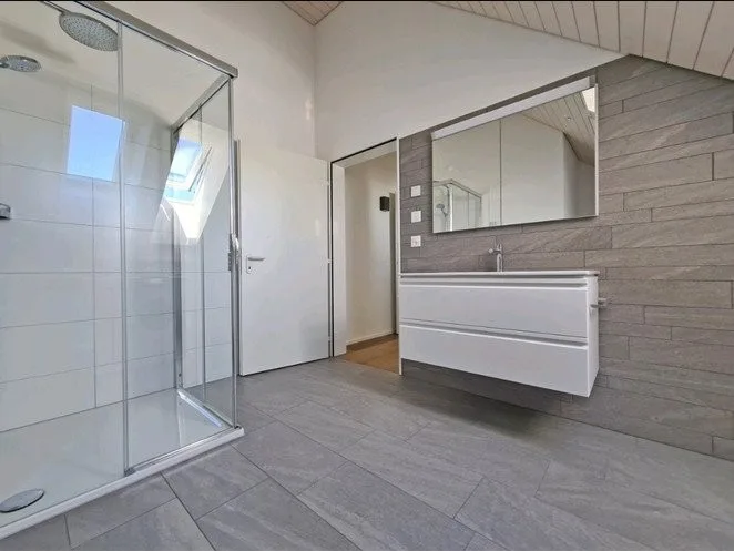 «Wohnen wie im eigenen Haus: Stilvolle, möblierte 93m² Dachwohnung mit hohem Dach (befristet 2 Jahre)»
