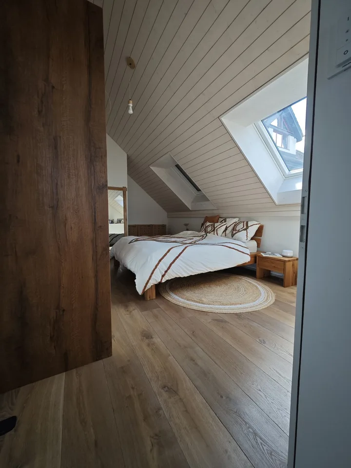«Wohnen wie im eigenen Haus: Stilvolle, möblierte 93m² Dachwohnung mit hohem Dach (befristet 2 Jahre)»